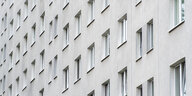 Blick auf eine graue Hausfassade mit vielen Fenstern