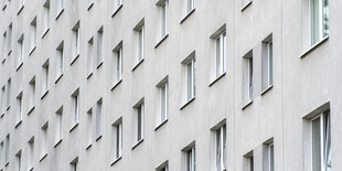 Blick auf eine graue Hausfassade mit vielen Fenstern