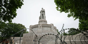Bismarcks Monumental-Statue hinter Stacheldrahlt