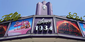 Die Filmplakate von "Barbie" und "Oppenheimer" an der Fassade eines Kinos