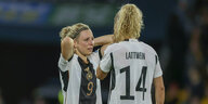 Zwei enttäuschte deutsche Fußballerinnen