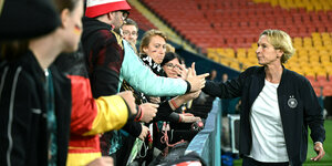 Bundestrainerin im fast leeren Stadion bei deutschen Fans