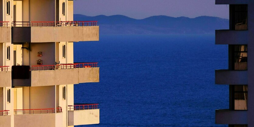 Wohnhäuser/Ferienkomplex mit direkten Blick auf das Meer