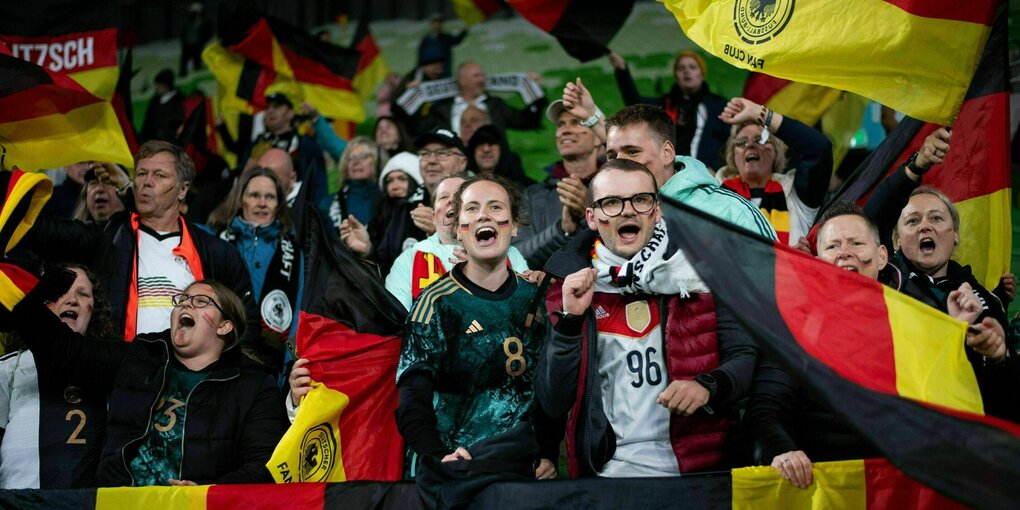 Fans feuern die Frauen Mannschaft bei der Fußball Wm an