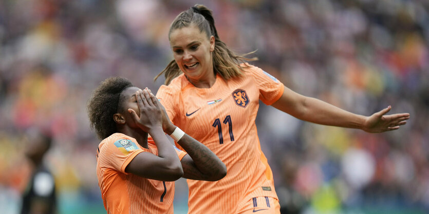 Lieke Martens und Lineth Beerensteyn freuen sich nach einem Tor