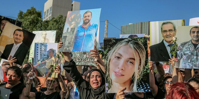 Eine Frau in Beirut hält ein Bild ihres Sohnes hoch, der bei der Explosionskatastrophe starb