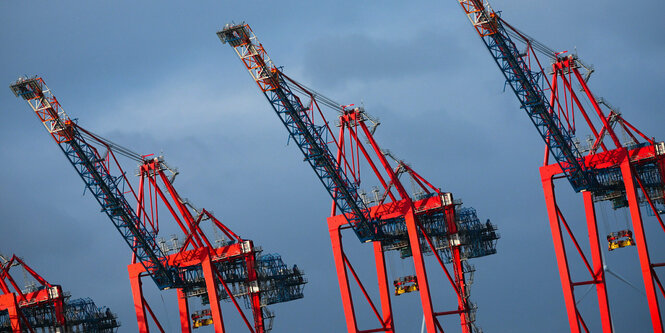 Rote Kräne im Hamburger Hafen