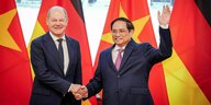 Bundeskanzler Olaf Scholz schüttelt dem vietnamesischen Premierminister Pham Minh Chinh lächelnd die Hand