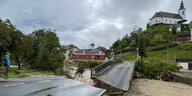 Eine Brücke ist in der Nähe der Stadt Kamnik eingestürzt. Inmitten der schweren Unwetter und Überschwemmungen in Slowenien ist die Leiche eines Mannes gefunden worden.