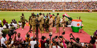 Anhänger von Nigers Putschisten nehmen an einer Kundgebung in einem Stadion in Niamey teil