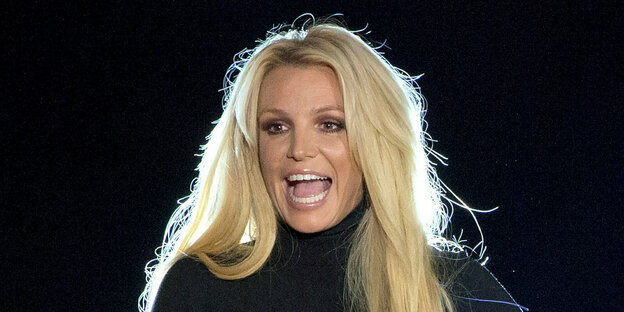 Britney Spears reißt singt mit offenem Mund
