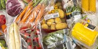 Gemüse und Obst, jeweils einzeln in Plastikfolie verpackt