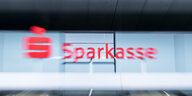 Logo am Firmenkunden-Center der Sparkasse. Aufgenommen mit Zoom Effekt.