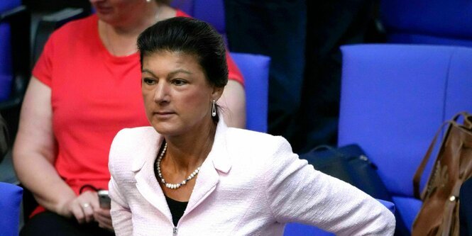 Sahra Wagenknecht sitzt im Deutschen Bundestag zwischen ihren FraktionskollegInnen