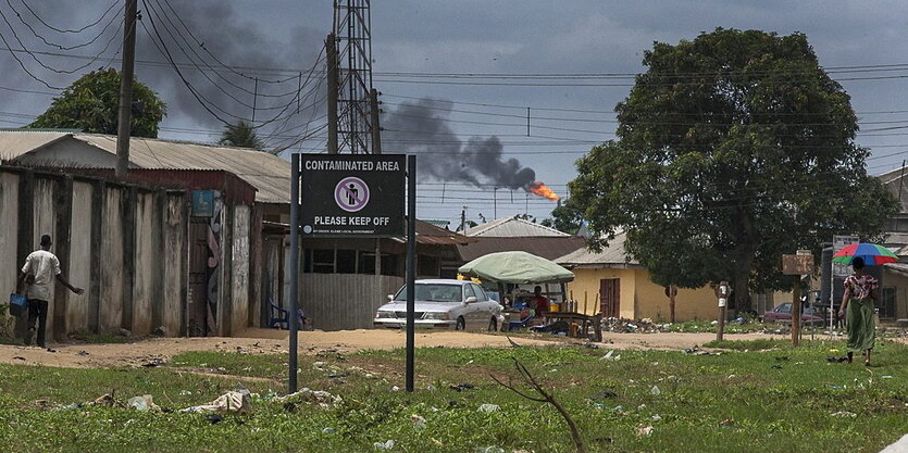 Ein Schild, das davor warnt, die Gemeinde Ogale im Nigerdelta zu betreten.