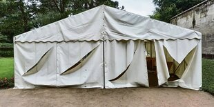 Das zerschlitzte Zelt des Friedens­festes auf dem Ohlsdorfer Friedhof.