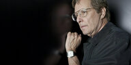 Regisseur William Friedkin spiegelt sich leicht in einer glatten schwarzen Wand, das Foto entstand im Jahr 2011 in Venedig