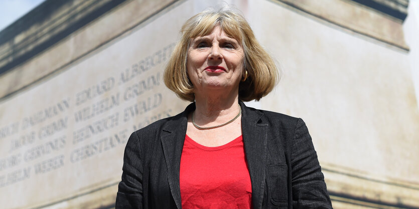 Bildhauerin Christiane Möbus steht auf dem Bahnhofsvorplatz vor ihrem maßstabgetreuen Modell des geplanten Denkmals für die Göttinger Sieben.