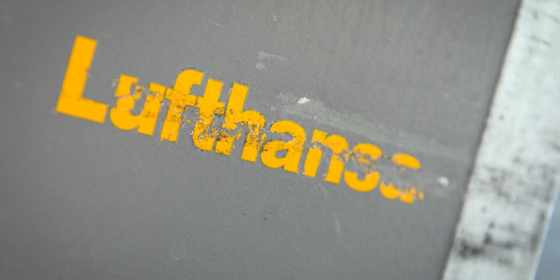 Lufthansa-Schriftzug mit Schrammen