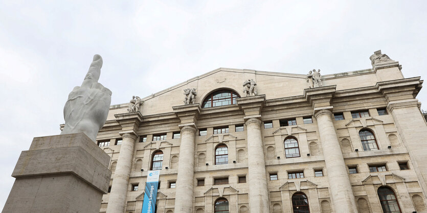 Eine Statue eines Mittelfingers vor dem Gebäude der Börse in Mailand