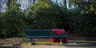 Schlafsack auf einer Bank im Tiergarten in Berlin