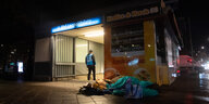 Das Foto zeigt ein Obdachlosenlager am U-Bahnhof am Leopoldplatz.