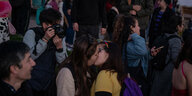 Zwei Frauen in einer Menschenmenge küssen sich