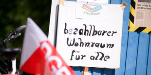 Schild mit der Aufschrift "Bezahlbarer Wohnraum für alle"