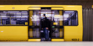 Ein Mann steht in der Tür einer Berliner U-Bahn
