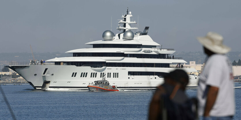 Eine Super-Yacht in einem Hafen.