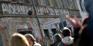 Demonstranten stehen am 13. 04. 2013 vor dem Wohnprojekt "Linie 206" in Berlin. Sie fordern den Erhalt des Projekts in der Linienstraße und protestieren gegen die Verdrängung ärmerer Bevölkerungsschichten aus der Innenstadt.