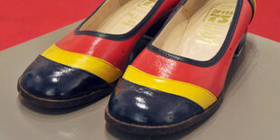 damenschuh in schwarz-gold-rot