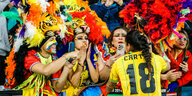 Kolumbianische Fußballerin vor Fans mit Kopfschmuck