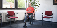 Waldemar Gerhard sitzt auf einem Stuhl im Gruppenraum der Ambulanten Suchthilfe Bremen