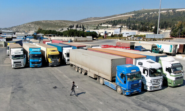 Bunte Lastwagen stauen sich in einer trockenen Landschaft Bunte Lastwagen stauen sich in einer trockenen Landschaft
