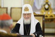 Porträt des Patriarchen Kyrill in voller Montur mit weisser Haube auf der ein Kreuz sitzt
