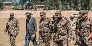 Äthiopiens Premierminister Abiy Ahmed mit Soldaten.