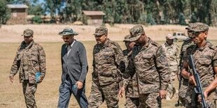 Äthiopiens Premierminister Abiy Ahmed mit Soldaten.