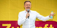 Finanzminister Lindner mit Mikrofon im Wahlkampf für die Landtagswahl in Bayern am 19. Juli 2023.