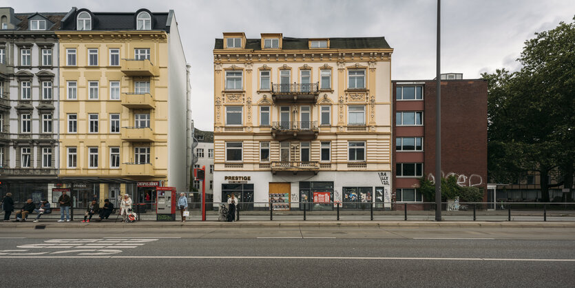 Das Haus Grindelallee 80 hiter einer Bushaltestelle