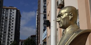 Eine Statue von Mustafa Kemal Atatürk vor einem Wahllokal in Istanbul.