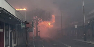 Feuer in einer Straße mit Häusern.