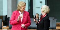 Bundestagspräsidentin Bärbel Bas (links) zusammen mit Christine von Blanckenburg vom Nexus Institut bei der Bürgerlotterie im Bundestag