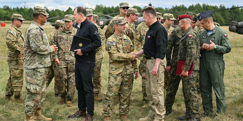 Soldaten auf einem Feld