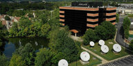 Ein Bürogebäude mit Satellitenschüsseln.