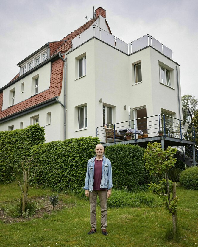 Schmitz auf einer Wiese vor einem weißen Haus