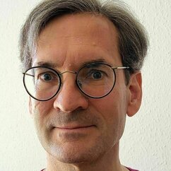 Porträt von Klaus F. Gärditz mit Brille