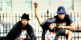 Die Gruppe Run DMC, einer reckt die Faust.