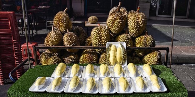 Ein Marktstand mit frischen Durians
