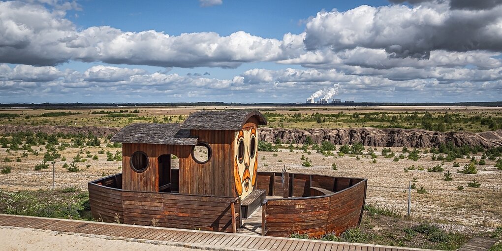 Ein Holzboot in der Lausitz an der Stelle, an der der Ostsee entsehen soll